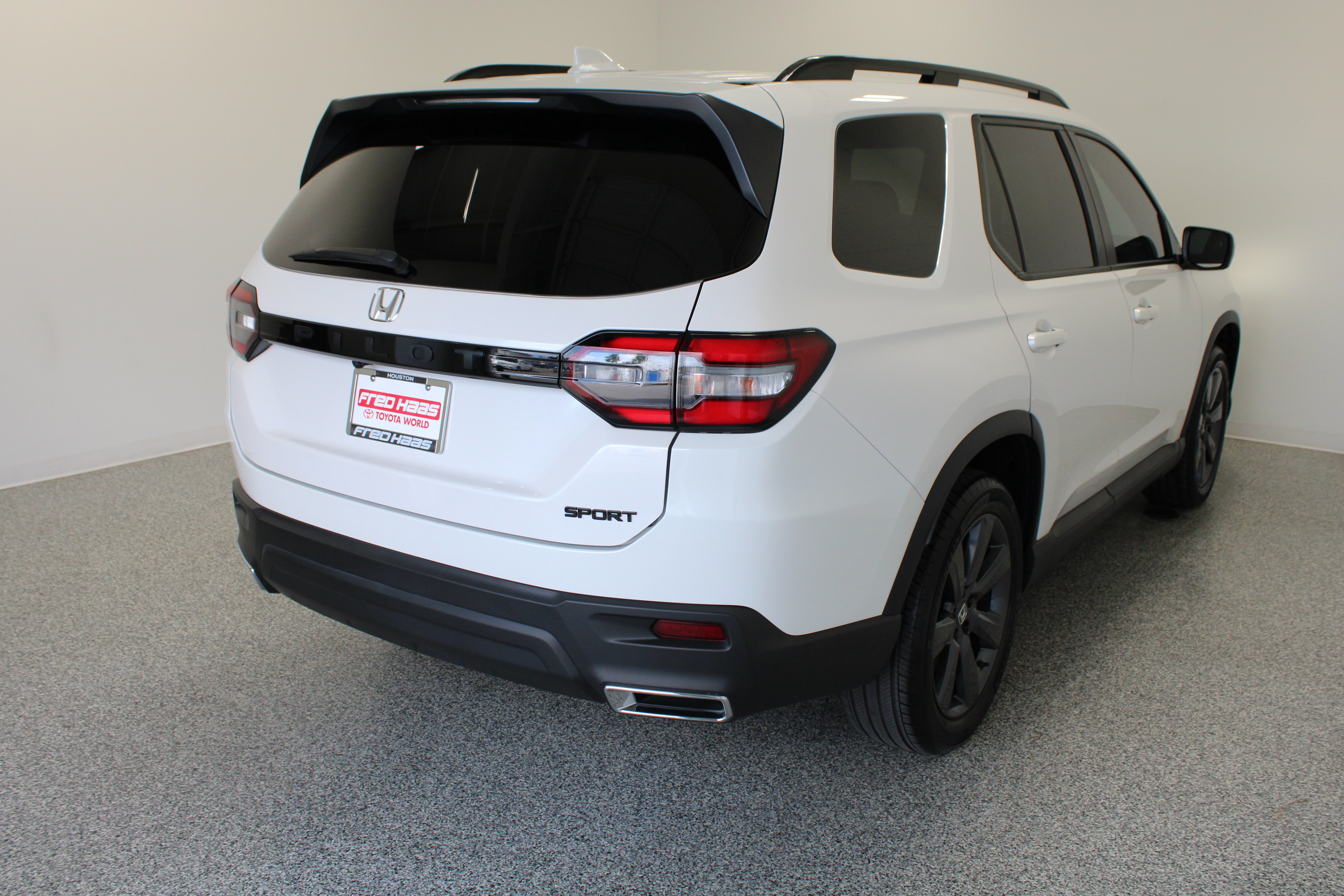 Used 2025 Honda Pilot Sport image 7