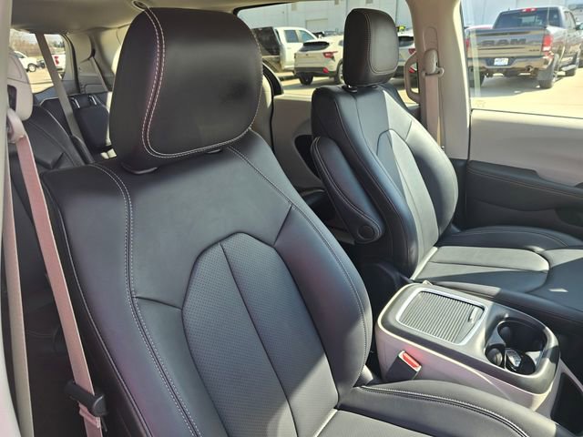 Used 2024 Chrysler Pacifica Touring-L image 19