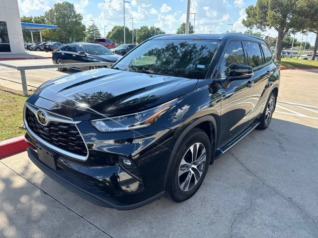 Used 2021 Toyota Highlander XLE FWD image 2