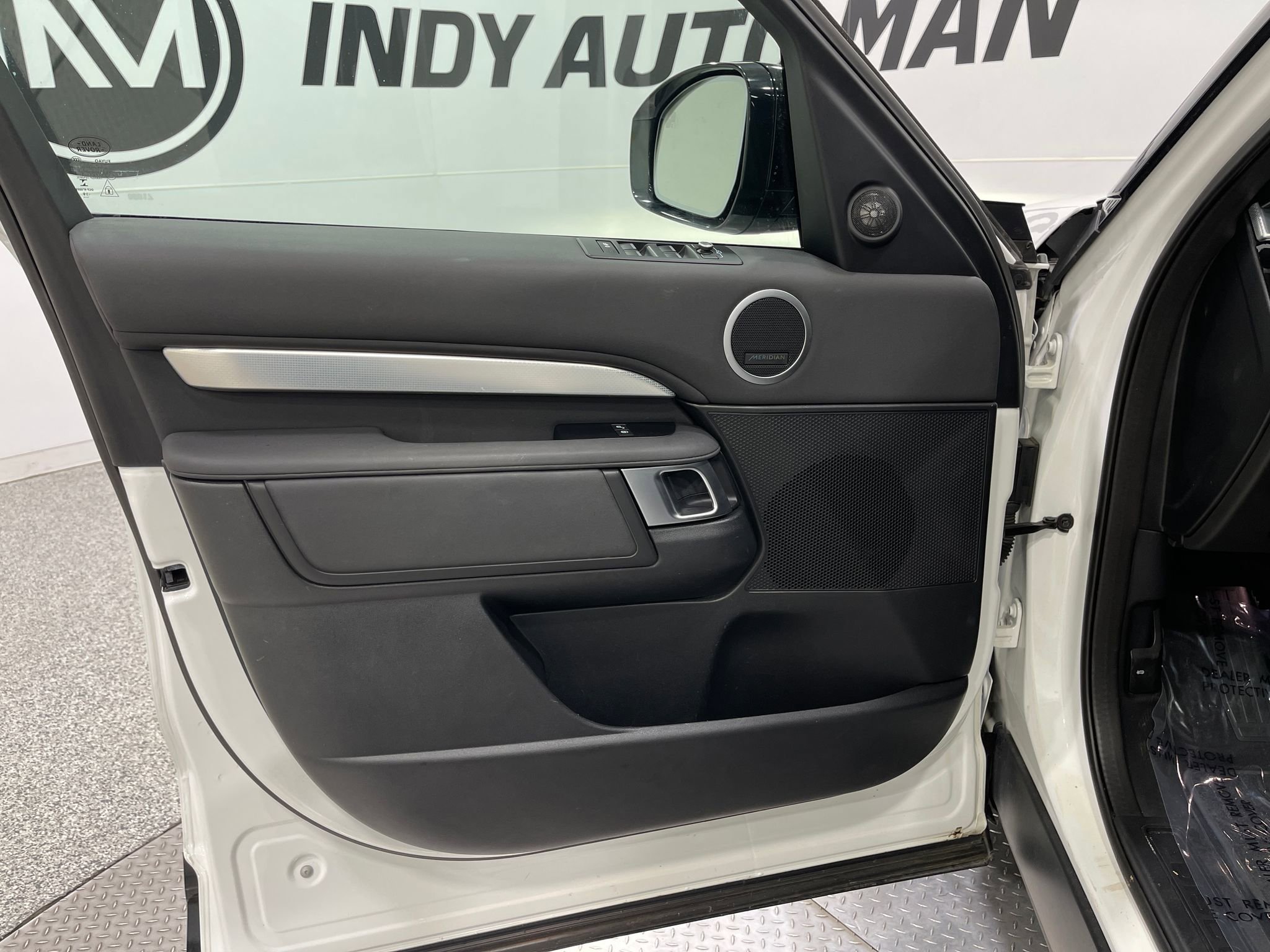 Used 2020 Land Rover Discovery Landmark AWD/4WD image 14