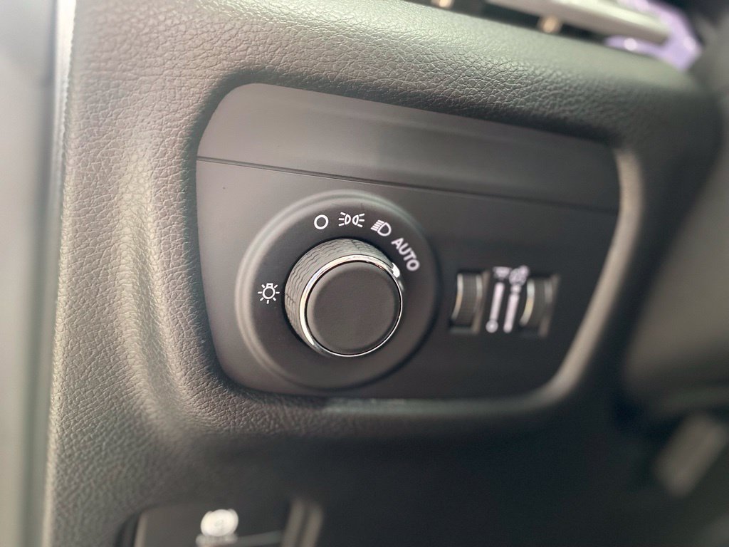 Used 2023 Jeep Grand Cherokee Laredo RWD image 17