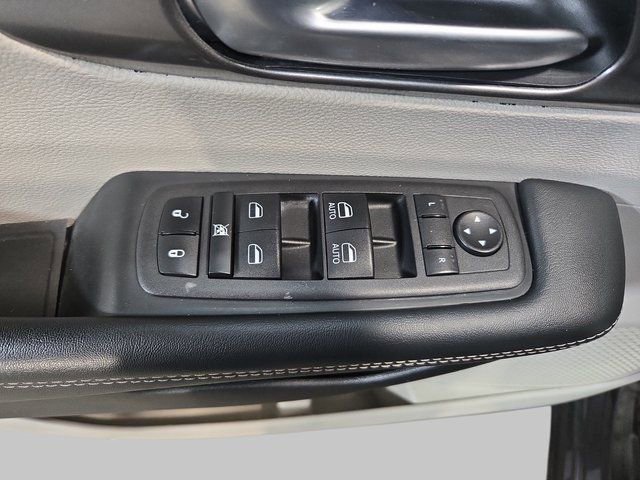 Used 2023 Chrysler Pacifica Touring-L image 30