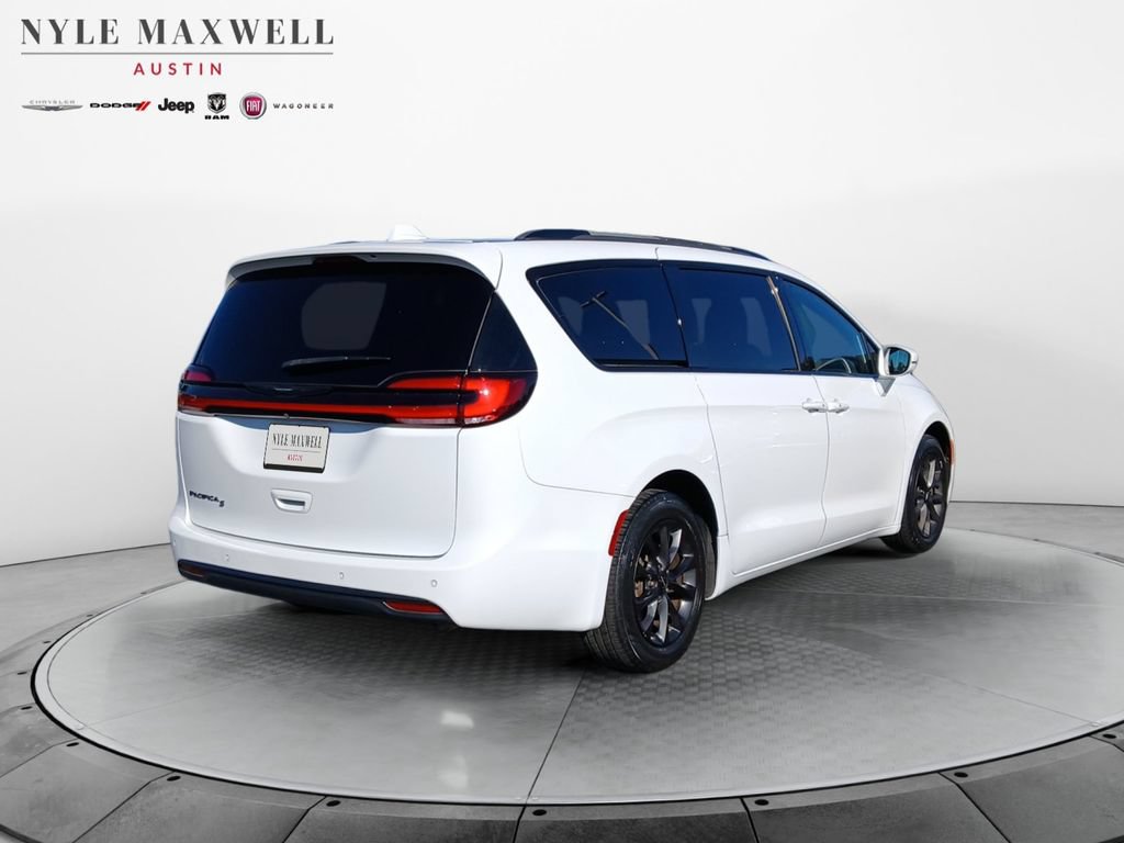 Used 2021 Chrysler Pacifica Touring-L w/ Uconnect Theater Family Group FWD image 16