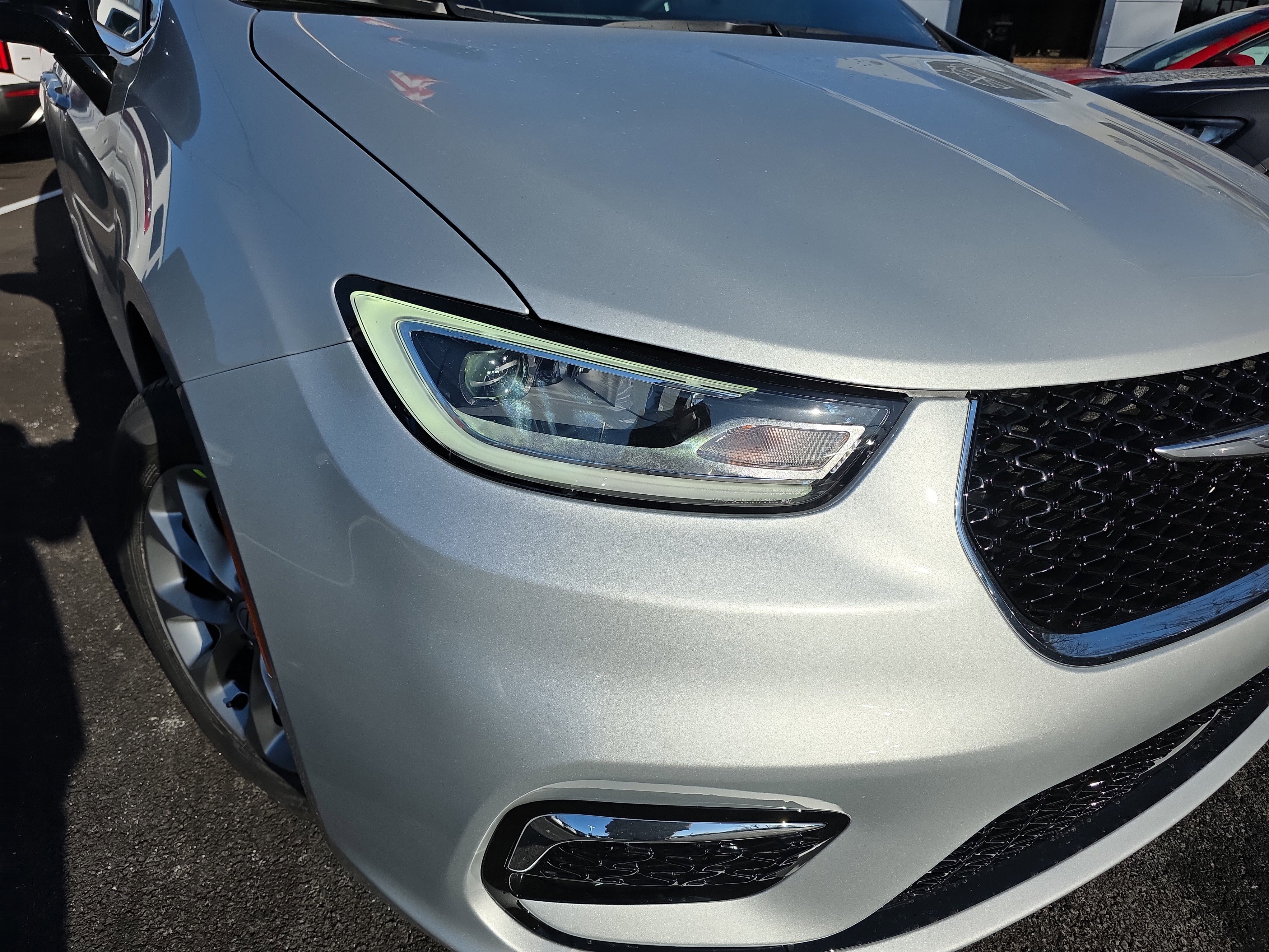 New 2026 Chrysler Pacifica Limited w/ Uconnect Theater Family Group image 26