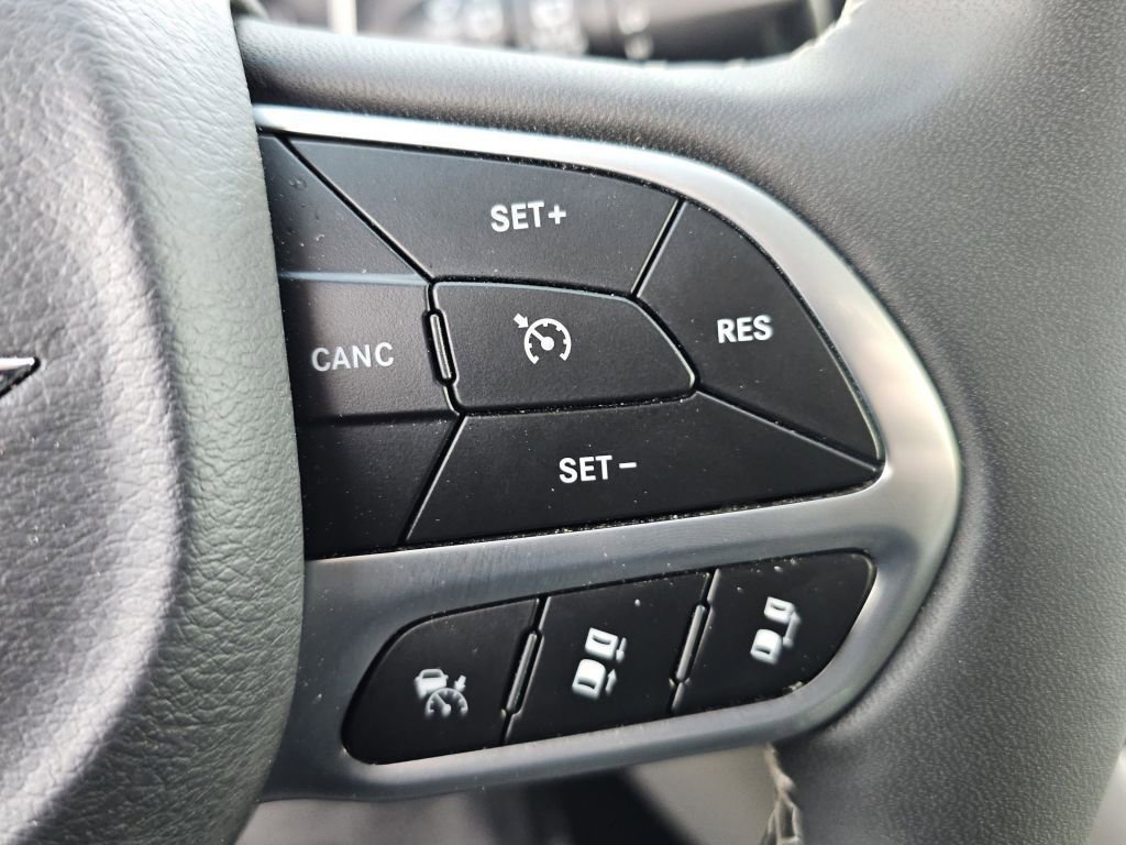 Used 2023 Chrysler Pacifica Touring-L image 9