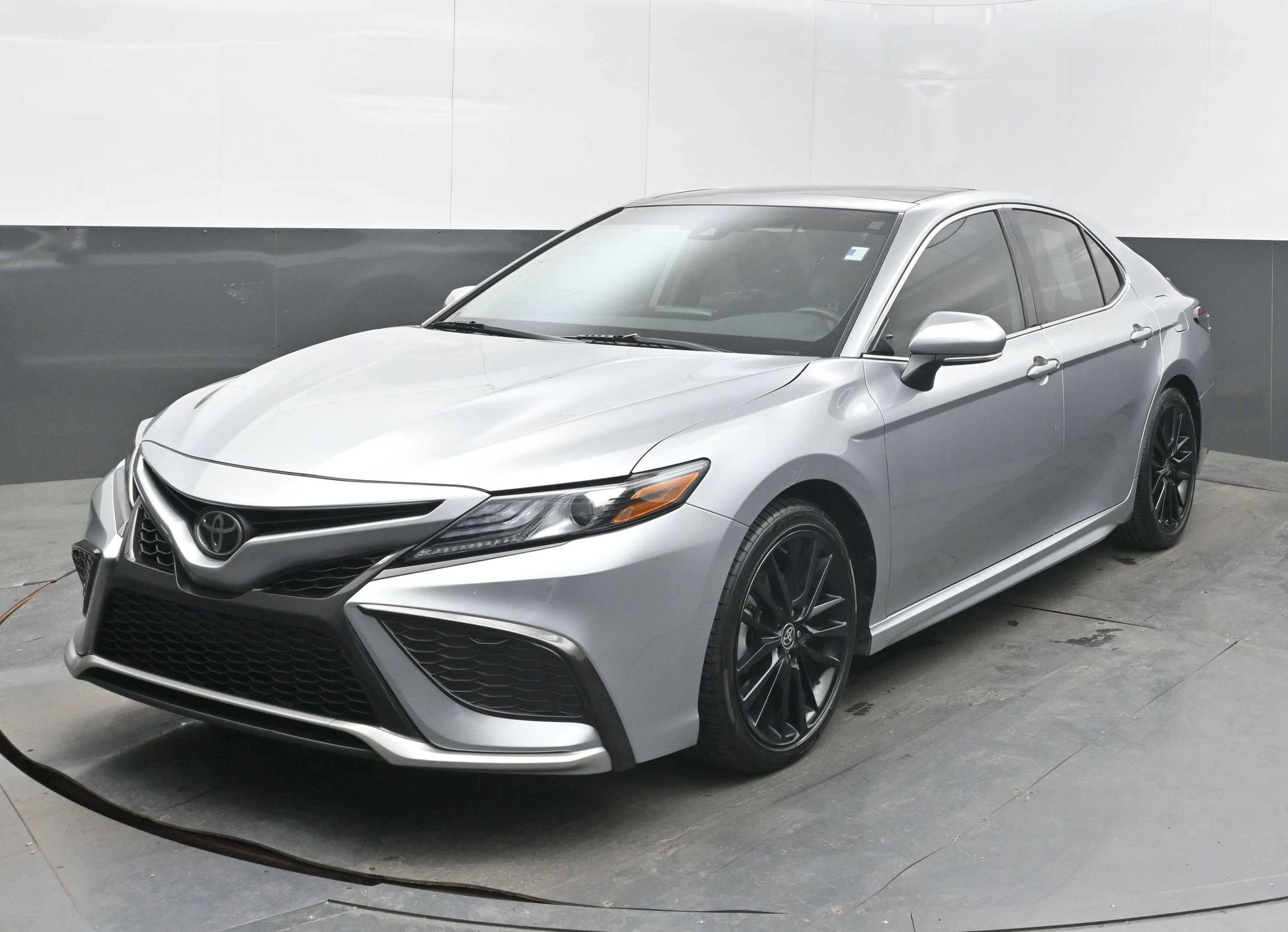 Used 2021 Toyota Camry XSE image 4
