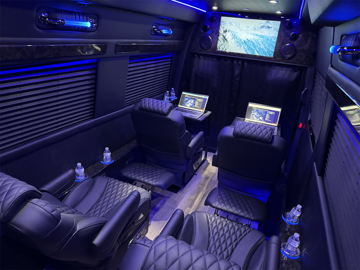 Used 2024 Mercedes-Benz Sprinter 2500 image 2