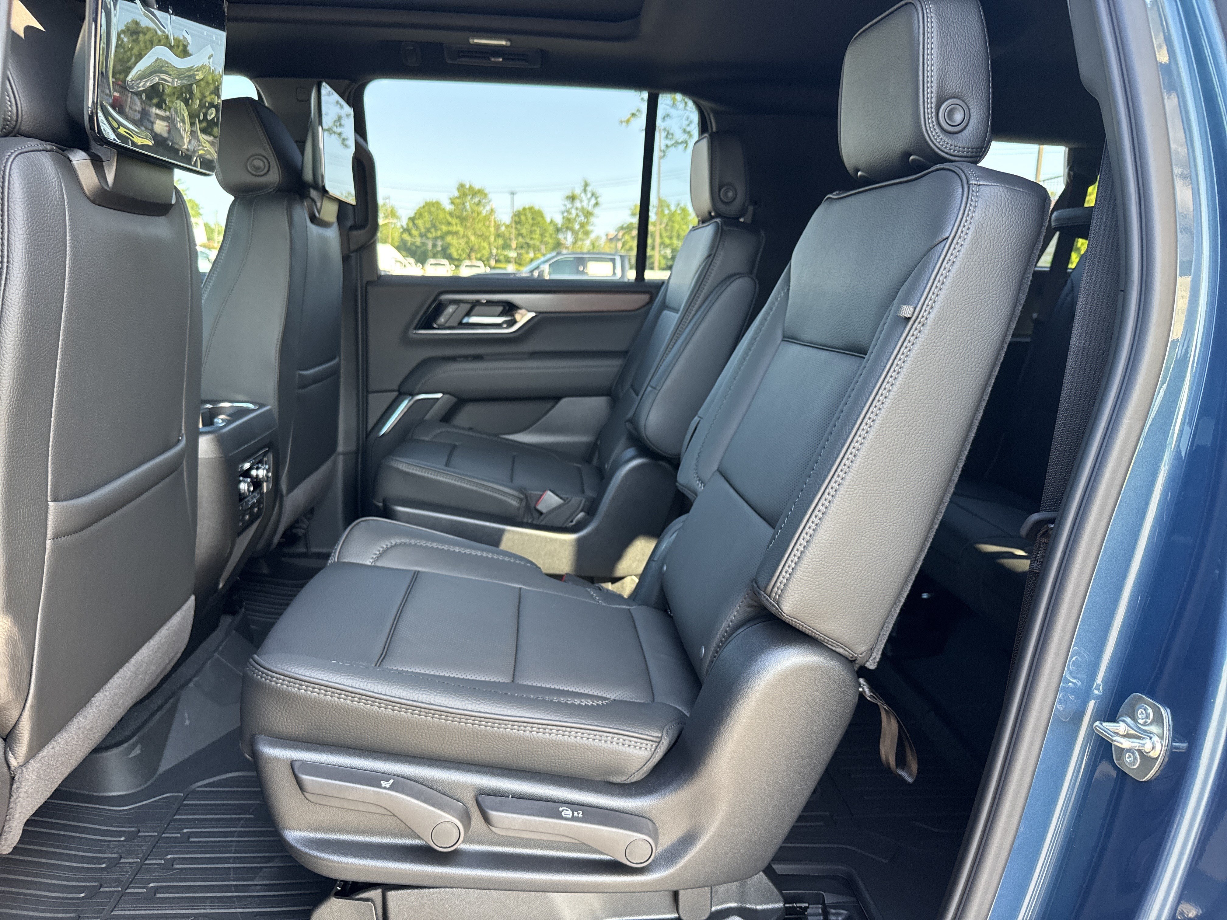 New 2026 GMC Yukon XL Denali w/ Denali Reserve Package RWD image 34