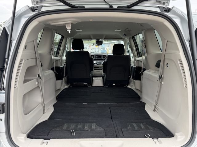 Used 2023 Chrysler Voyager LX image 18