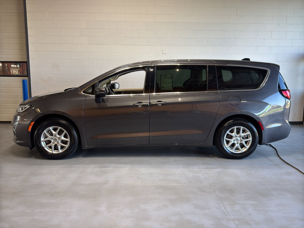 Used 2023 Chrysler Pacifica Touring-L FWD image 2