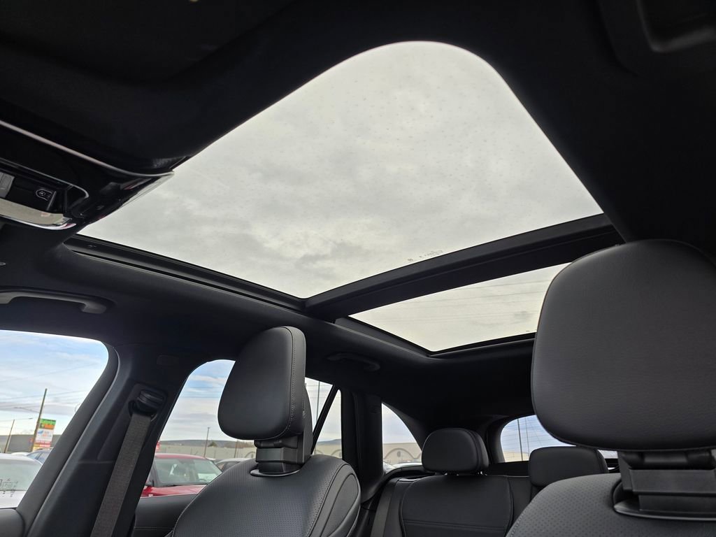 Used 2025 Mercedes-Benz GLC 300 4MATIC image 23
