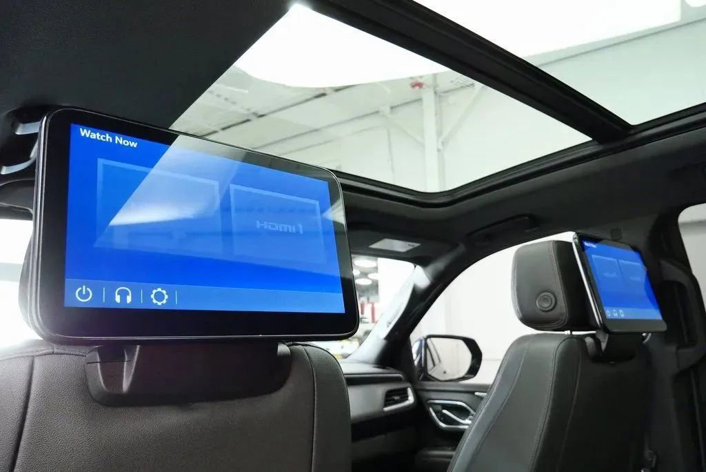 Used 2023 Chevrolet Suburban RST w/ Luxury Package AWD/4WD image 21