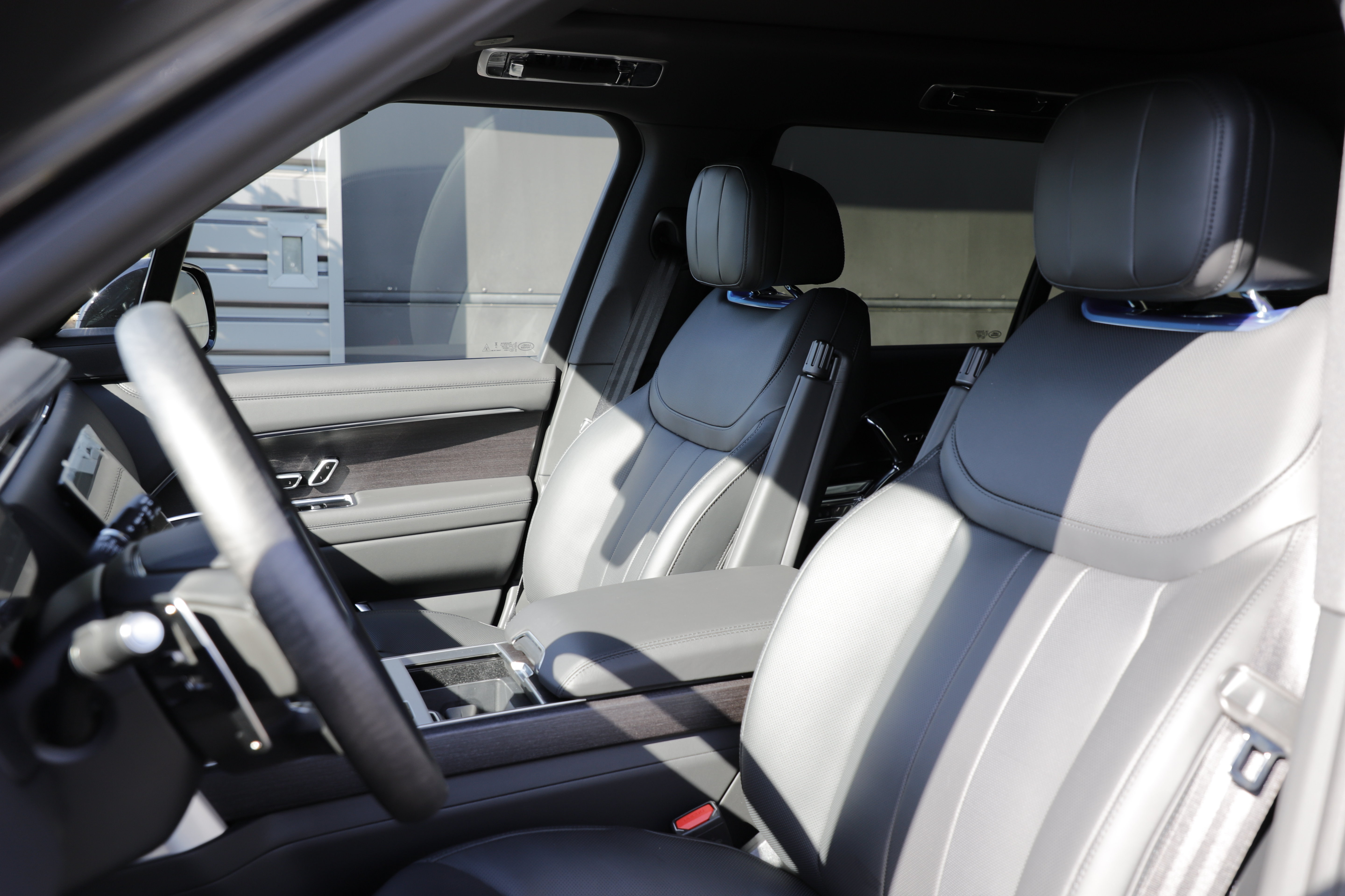 New 2026 Land Rover Range Rover Long Wheelbase SE AWD/4WD image 17