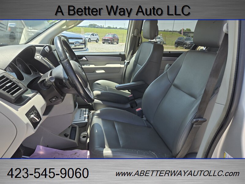 Used 2011 Volkswagen Routan SE FWD image 7