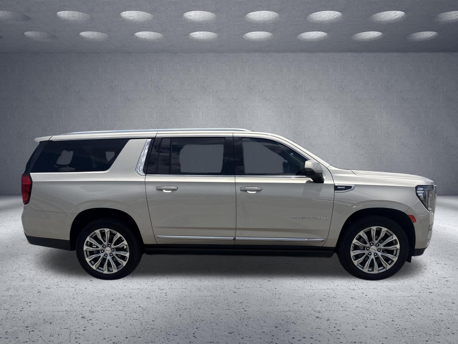 Used 2022 GMC Yukon XL Denali RWD image 4