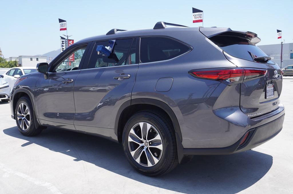 Used 2023 Toyota Highlander XLE FWD image 5