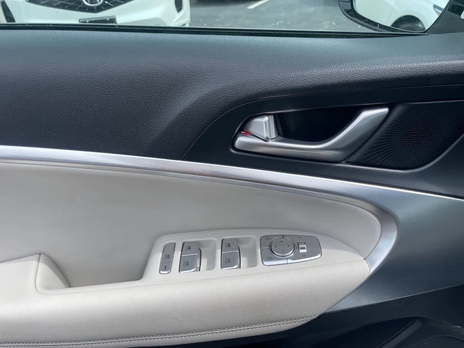 Used 2025 Genesis G70 2.5T image 12