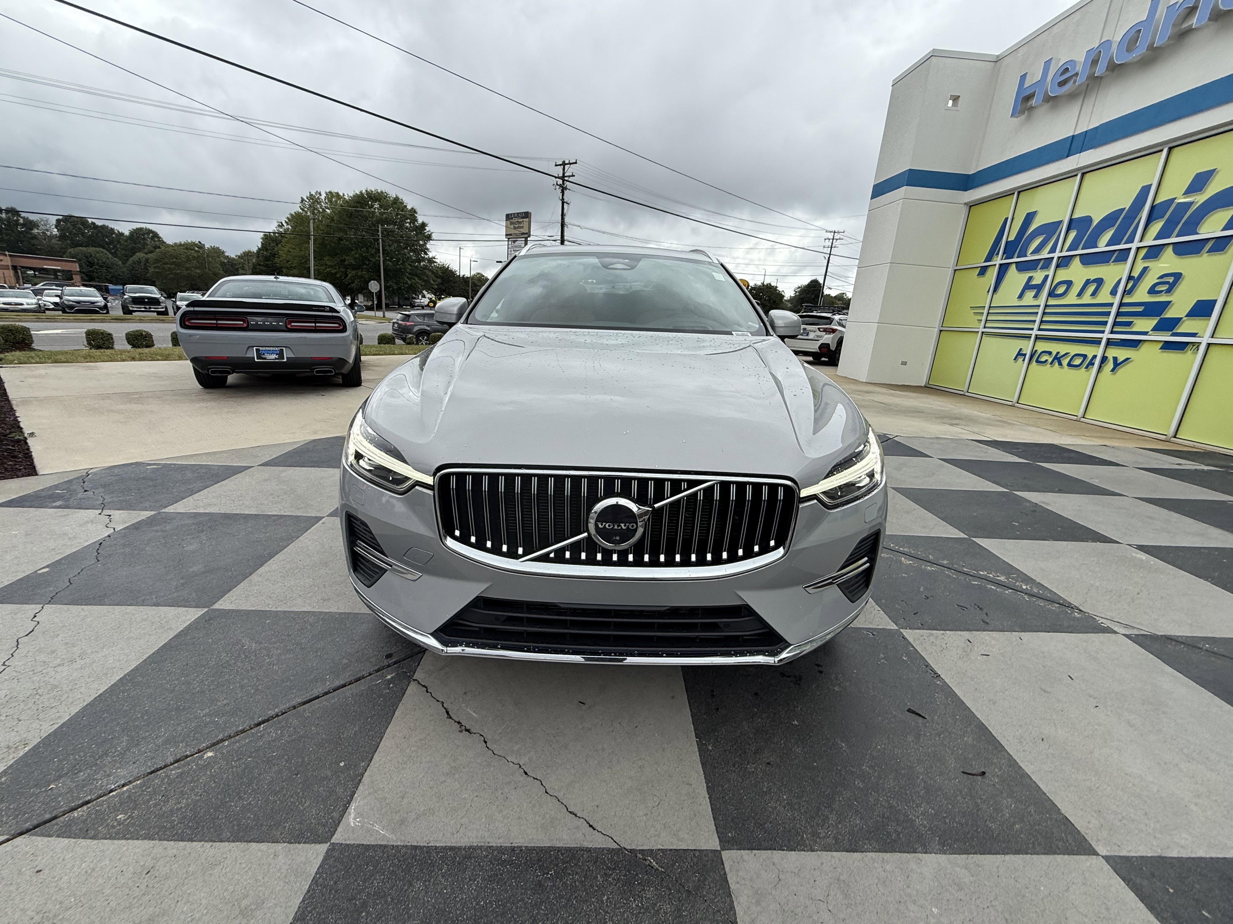 Used 2022 Volvo XC60 B5 Inscription w/ Advanced Package image 3