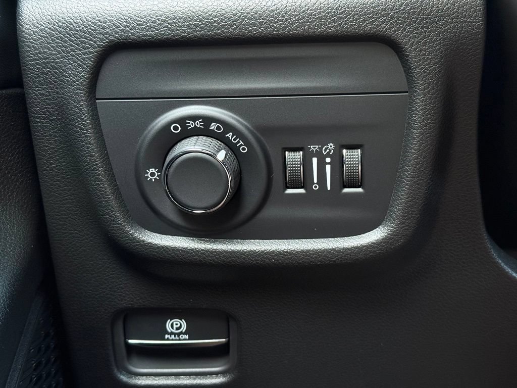 Used 2025 Jeep Grand Cherokee 4WD image 23