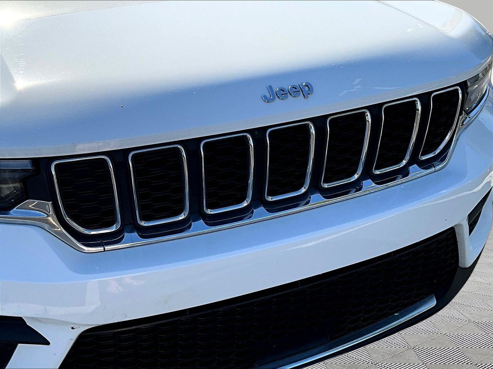 Used 2023 Jeep Grand Cherokee Laredo AWD/4WD image 32