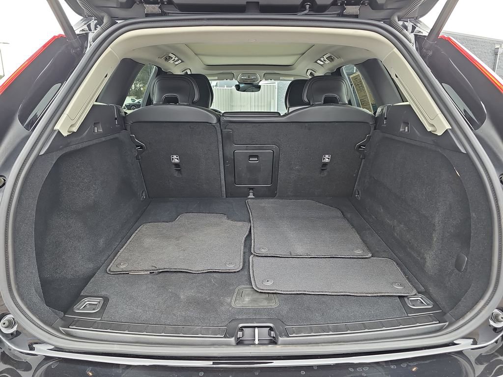 Used 2025 Volvo XC60 B5 Core image 15