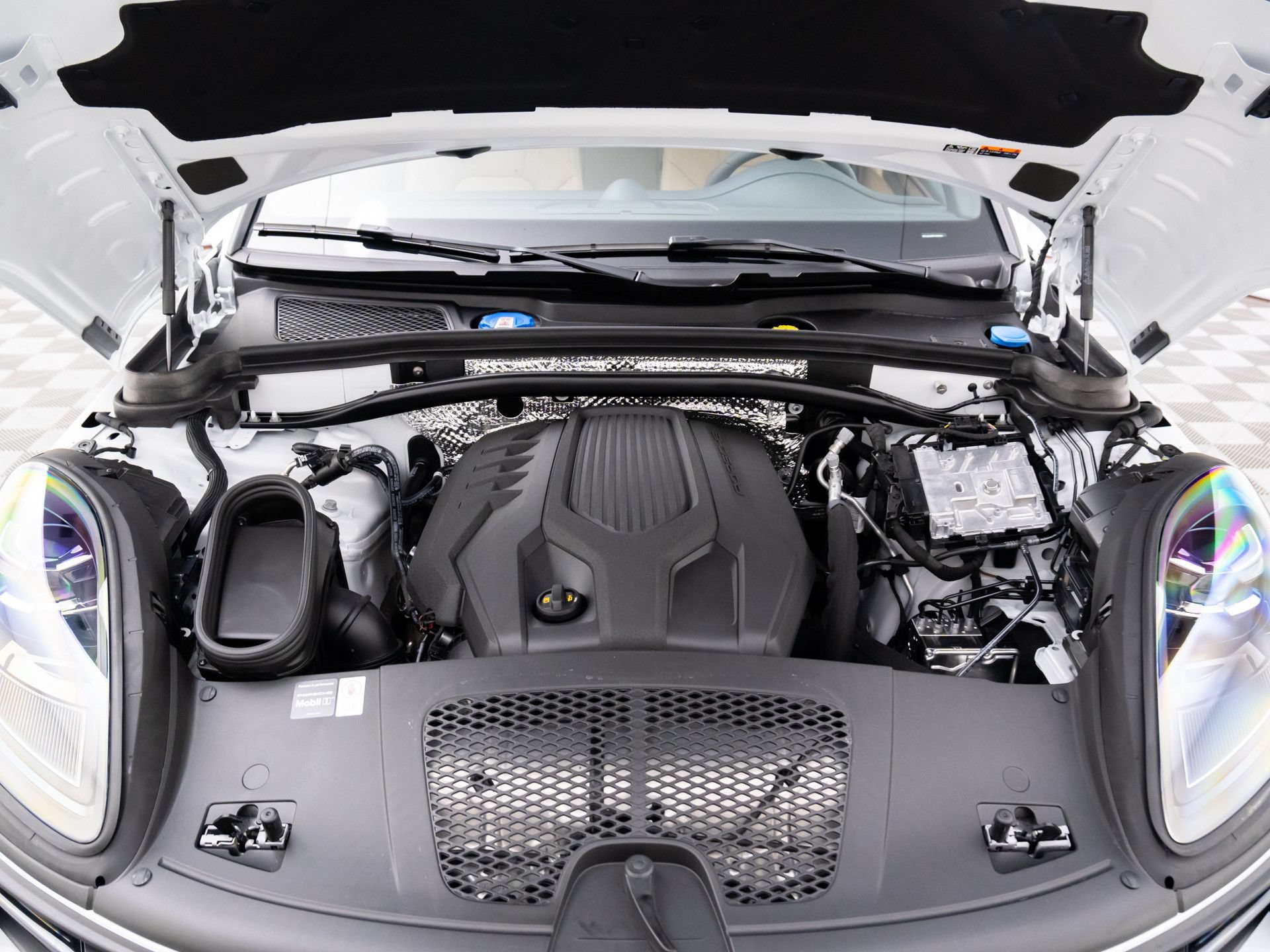 Used 2026 Porsche Macan AWD/4WD image 33