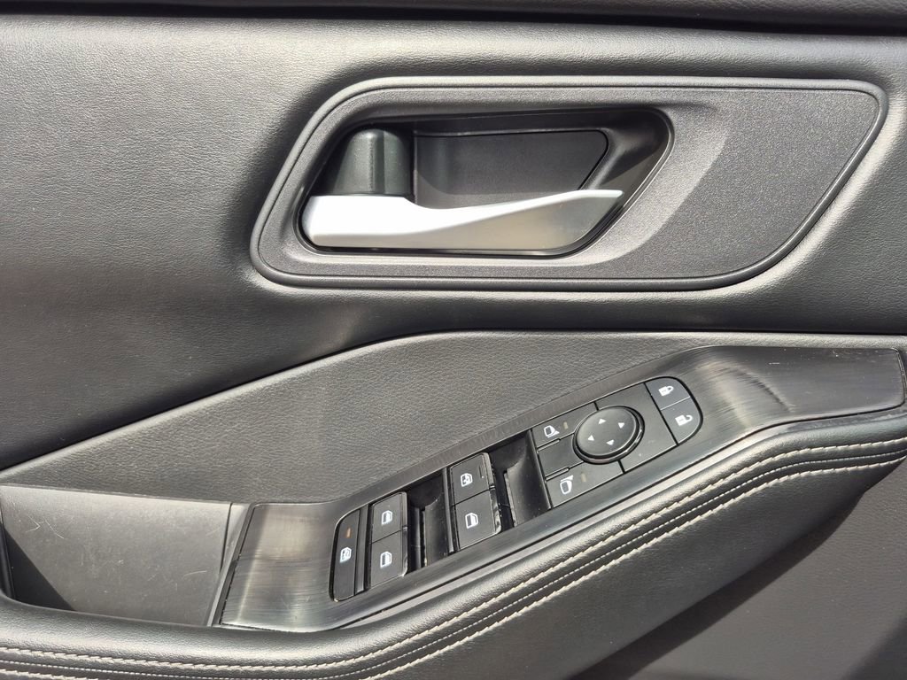 Used 2025 Nissan Rogue SV AWD/4WD image 8