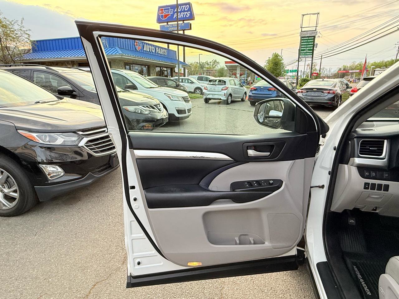 Used 2019 Toyota Highlander XLE AWD/4WD image 11
