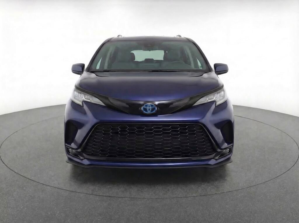 Used 2025 Toyota Sienna XSE w/ XSE Plus Package image 2