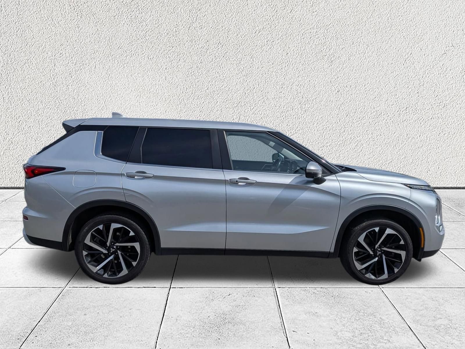 Used 2023 Mitsubishi Outlander SE image 2