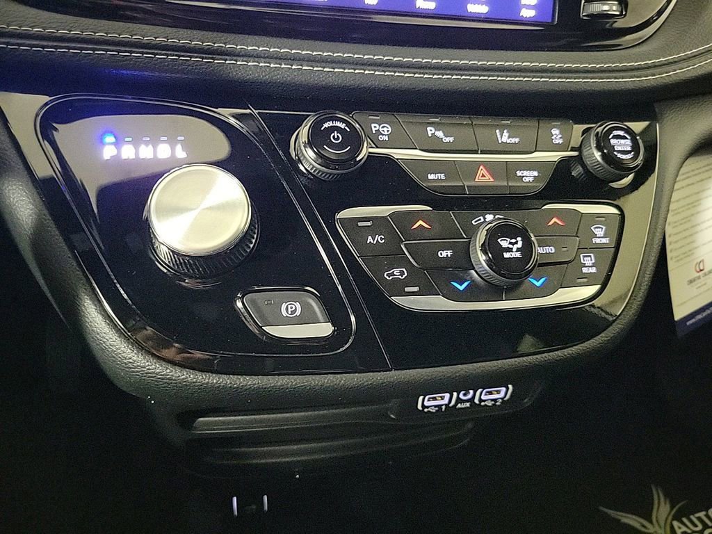 Used 2024 Chrysler Pacifica Select image 10