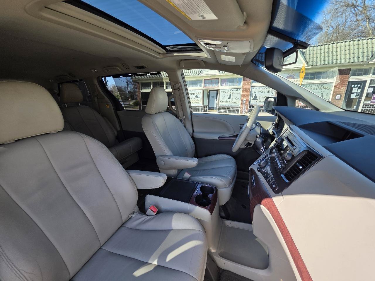 Used 2013 Toyota Sienna XLE FWD image 14