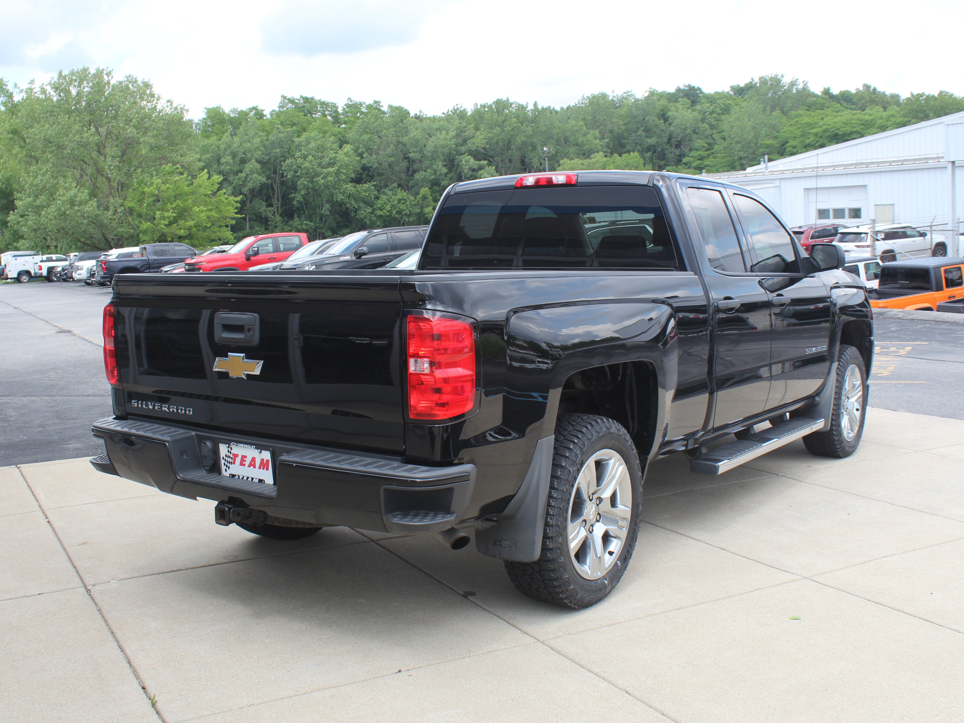 Used 2018 Chevrolet Silverado 1500 Custom w/ Custom Convenience Package AWD/4WD image 4