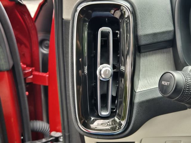 Used 2023 Volvo XC40 B5 Plus image 29
