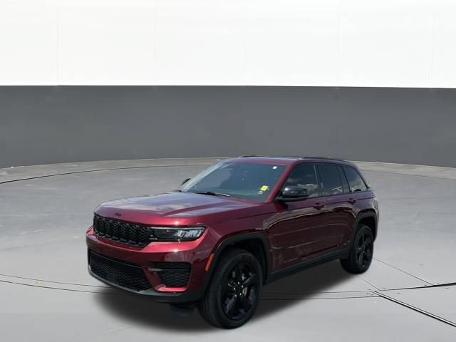 Used 2025 Jeep Grand Cherokee Altitude AWD/4WD image 10