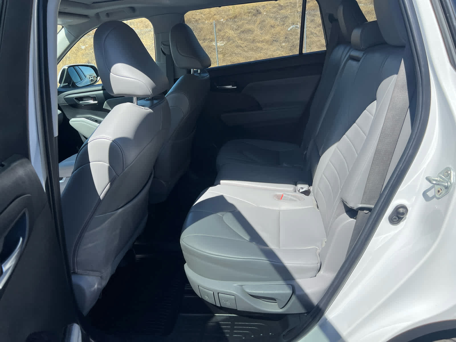 Used 2023 Toyota Highlander XLE FWD image 12