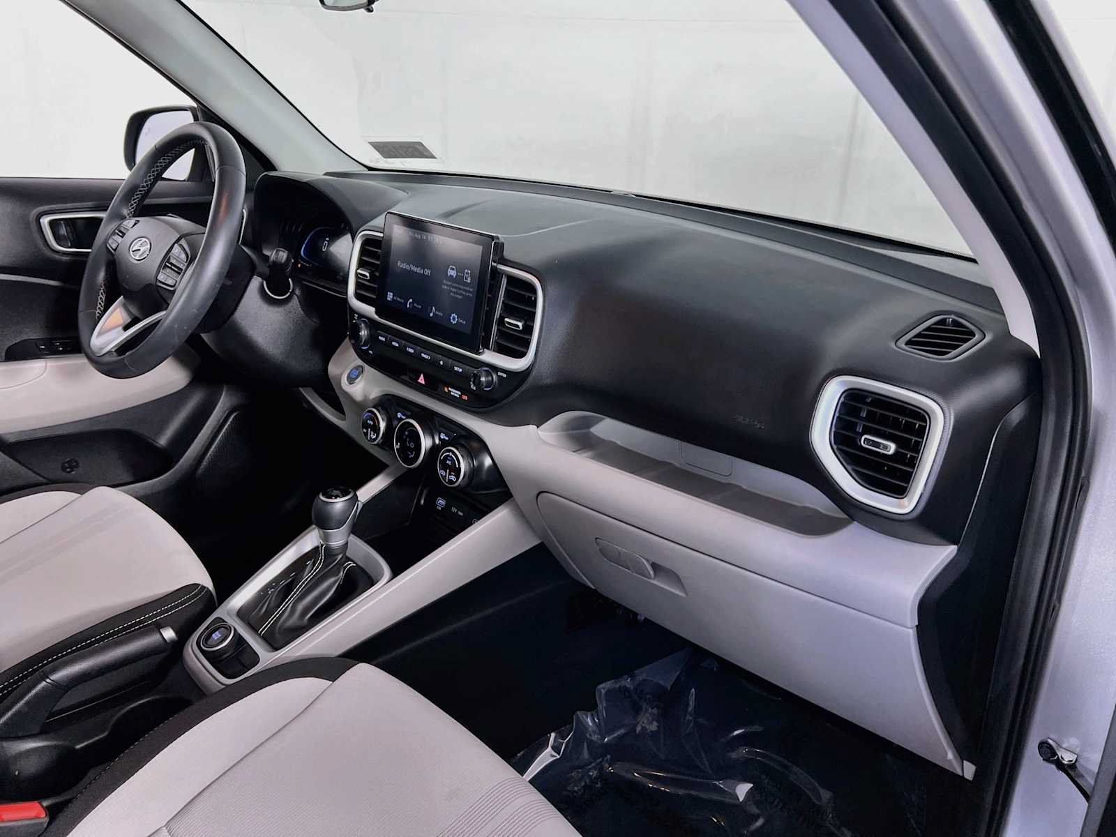Certified 2025 Hyundai Venue FWD image 29