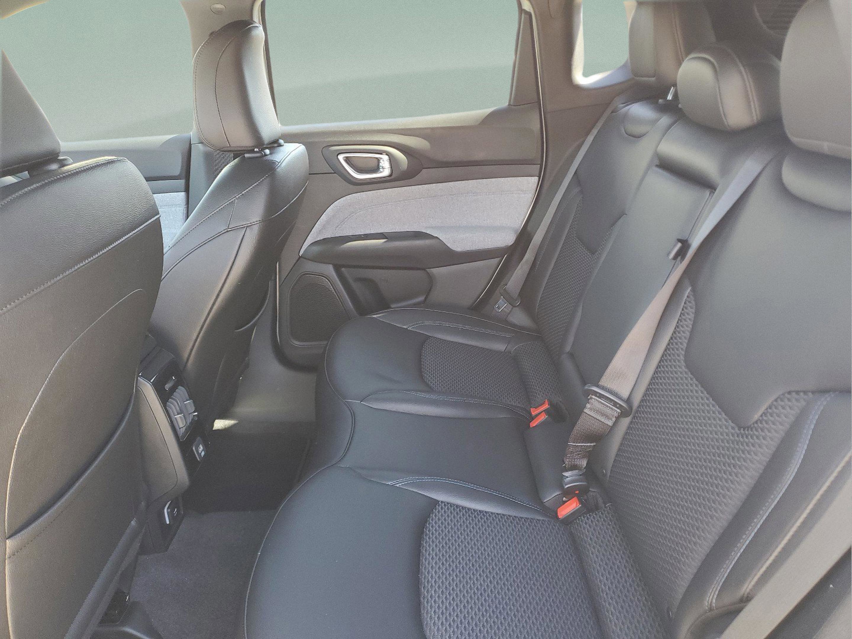 Used 2025 Jeep Compass Latitude AWD/4WD image 6