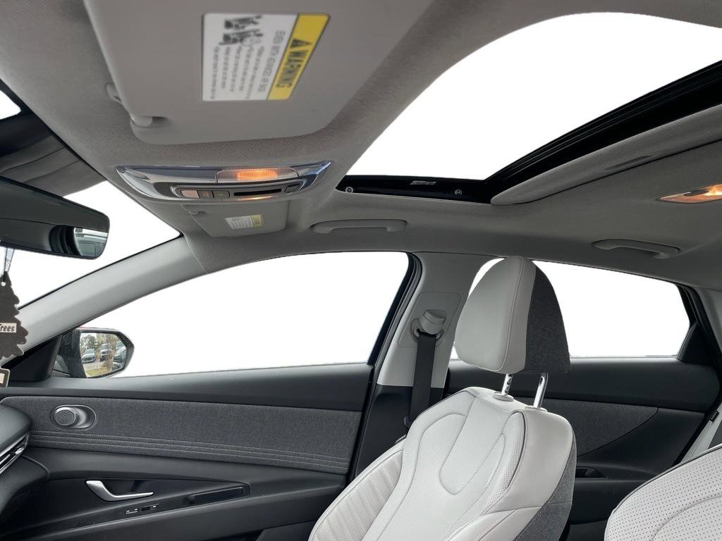 Used 2025 Hyundai Elantra Limited image 8