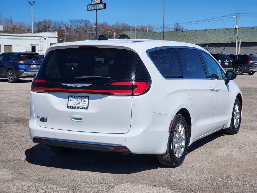 Used 2024 Chrysler Pacifica Touring-L image 5