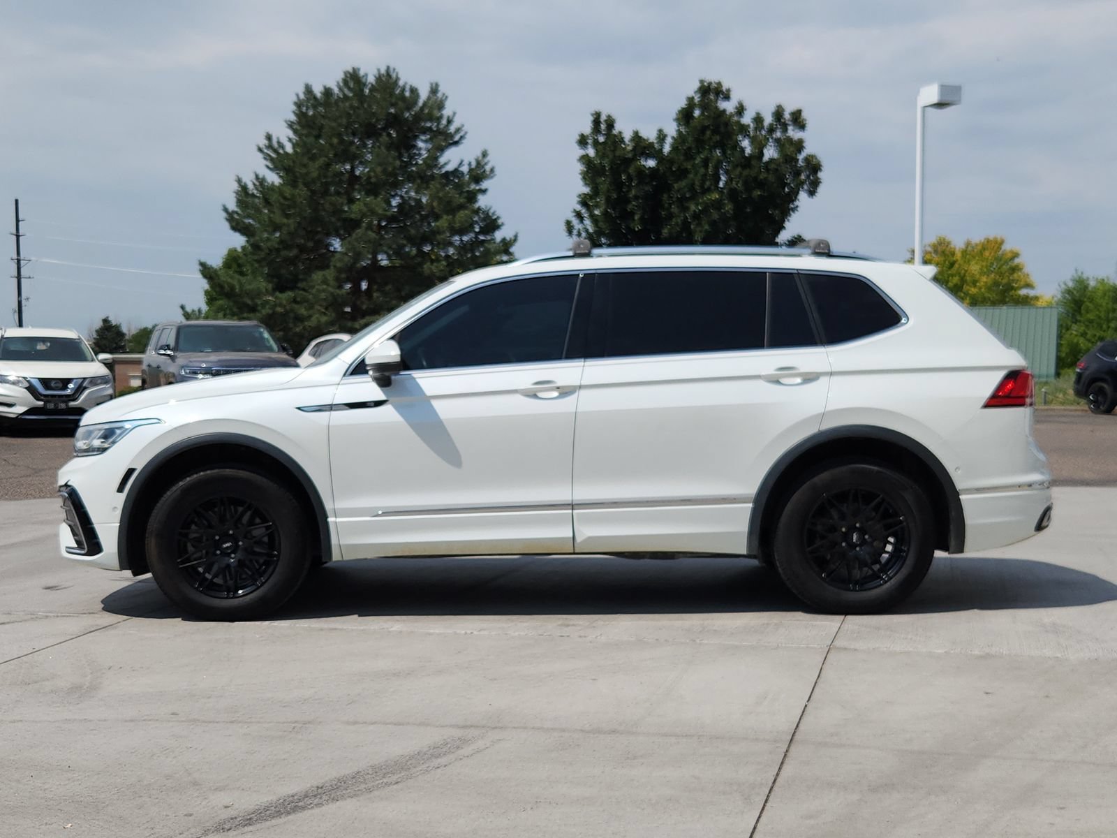 Used 2023 Volkswagen Tiguan SEL R-Line AWD/4WD image 2
