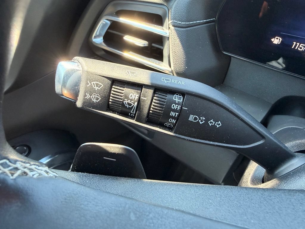 Used 2025 Chevrolet Traverse LT FWD image 21