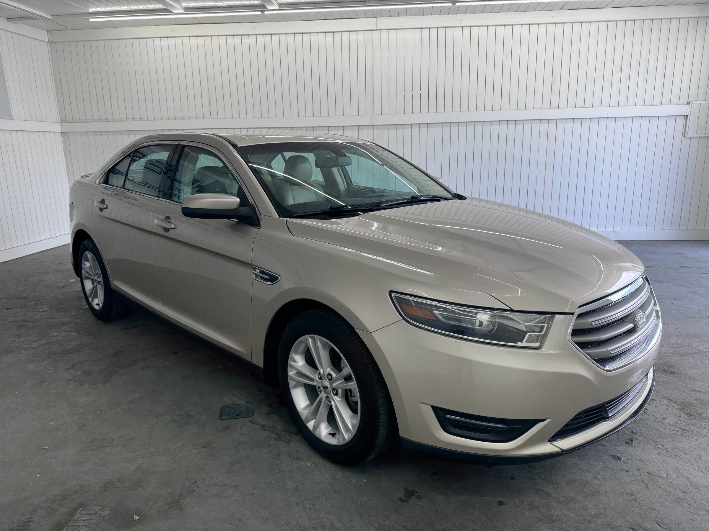 Used 2018 Ford Taurus SEL FWD image 3
