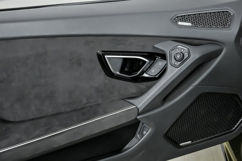 Used 2022 Lamborghini Huracan EVO RWD image 16
