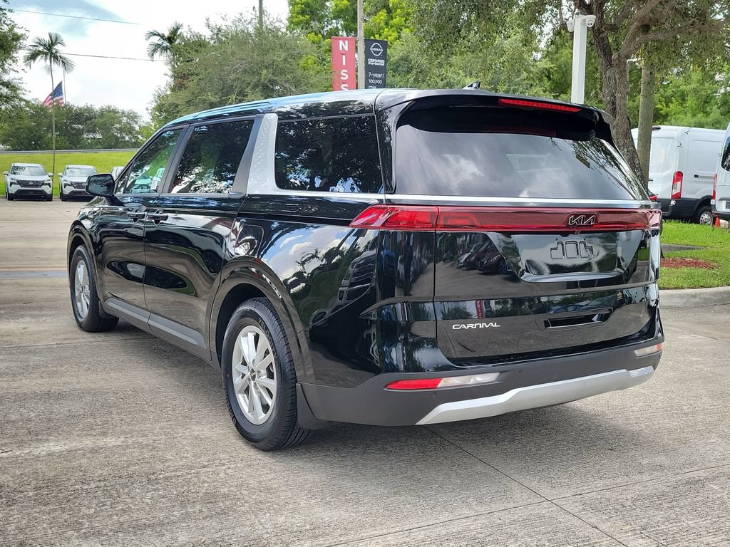 Used 2024 Kia Carnival LX FWD image 4