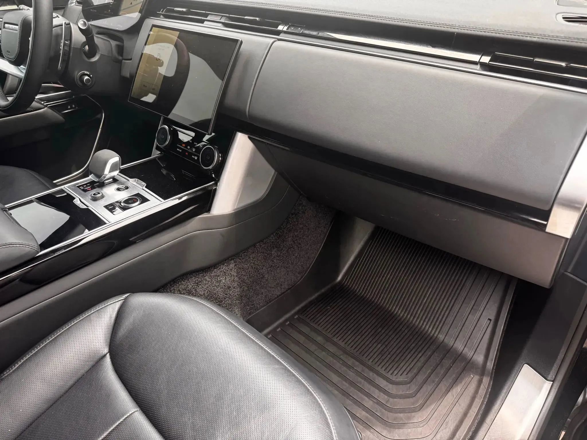 Used 2023 Land Rover Range Rover SE image 32