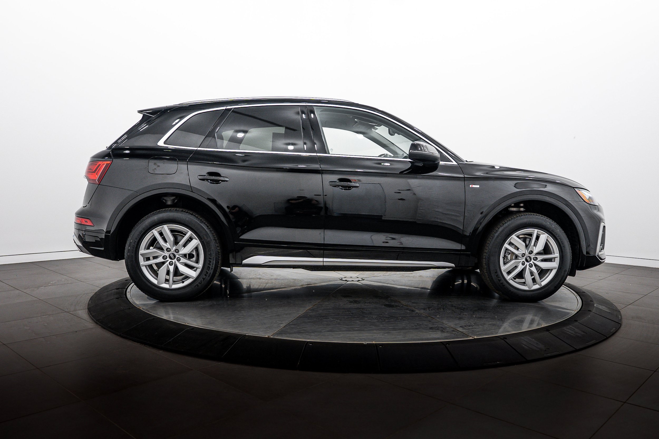 Certified 2023 Audi Q5 2.0T Premium w/ Convenience Package AWD/4WD image 3