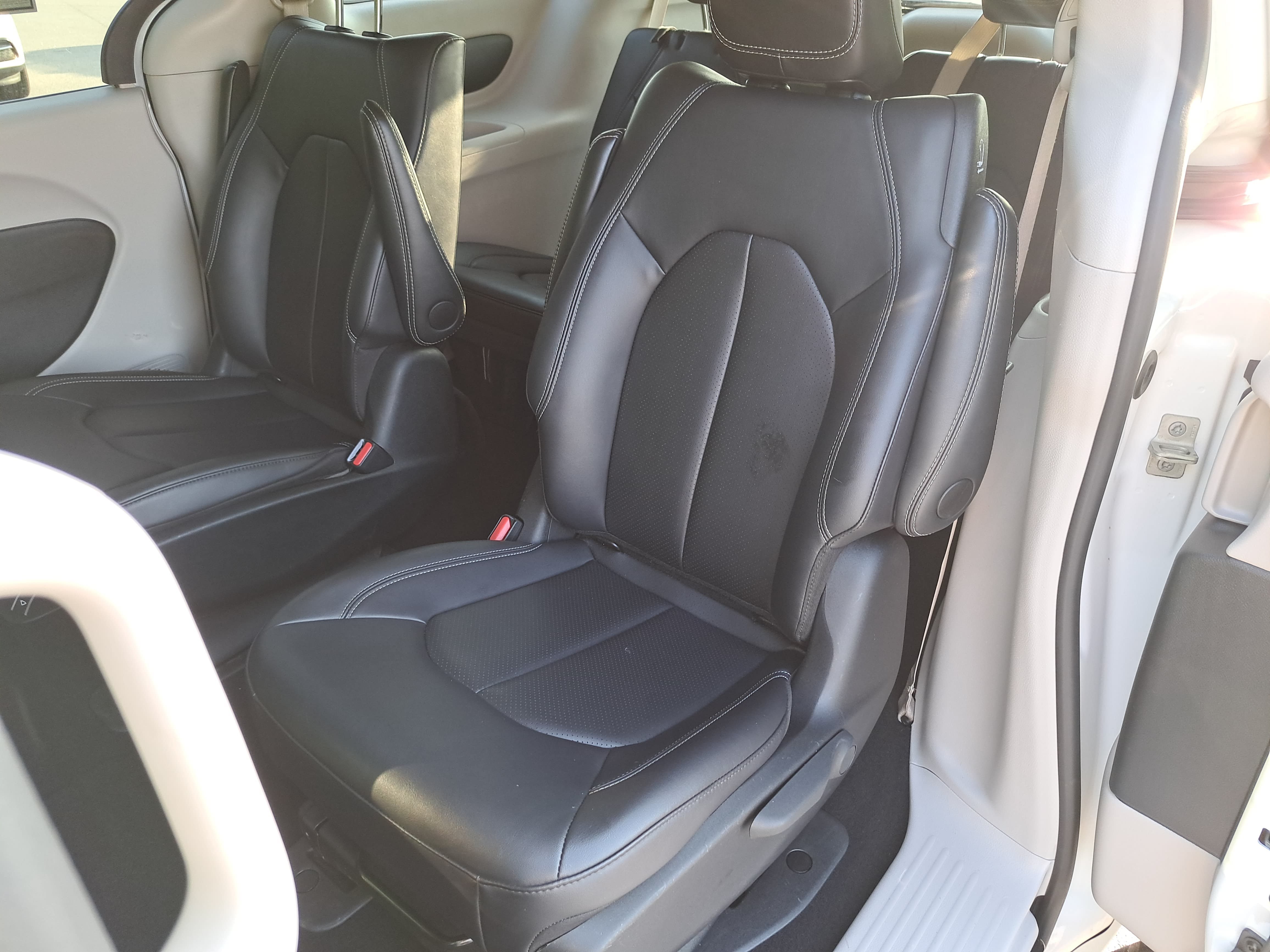 Used 2024 Chrysler Pacifica Limited FWD image 15