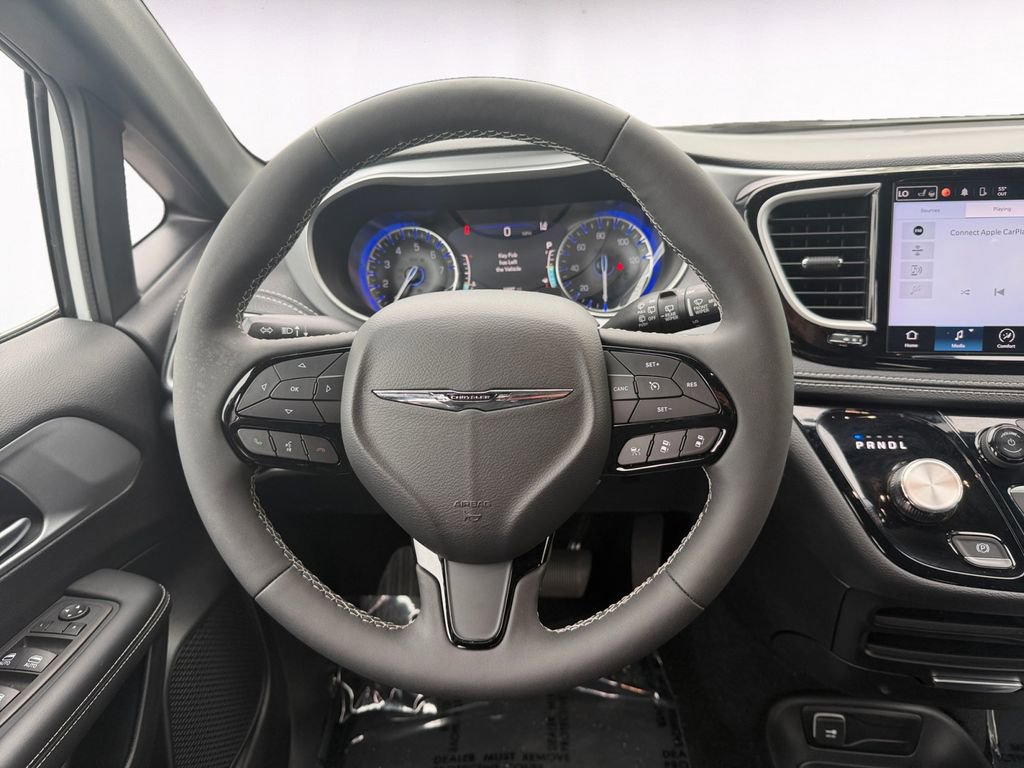 Used 2024 Chrysler Pacifica Touring FWD image 12