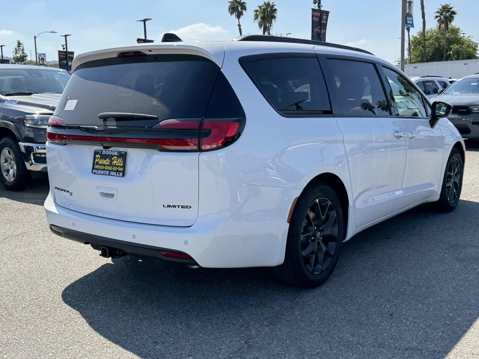 New 2026 Chrysler Pacifica Limited w/ S Appearance Package FWD image 5